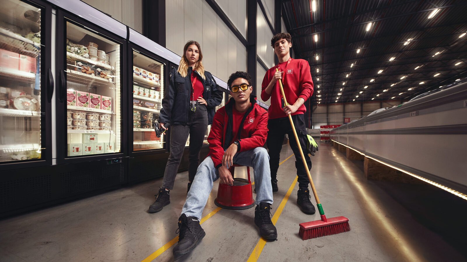 Drie Picnic-medewerkers in het magazijn tussen de koelcellen