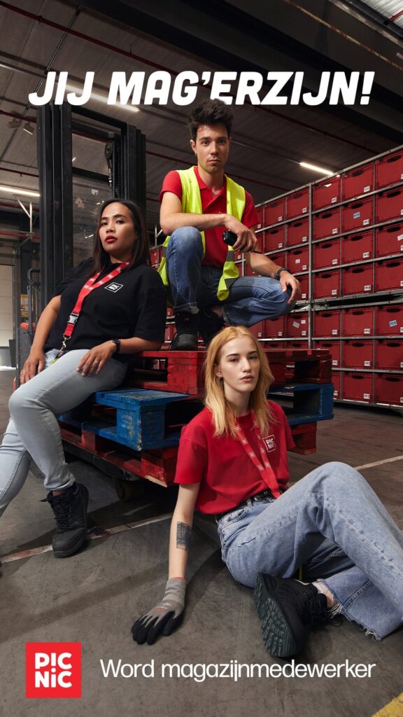 Picnic-medewerkers bij de laad- en losplek van het magazijn