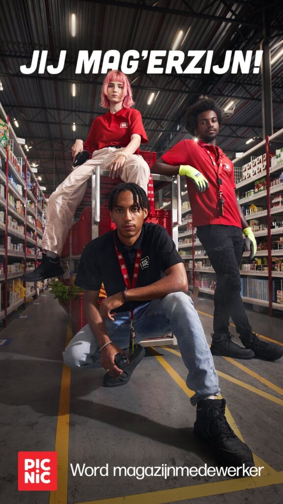 Picnic-shoppers in de magazijnbaan tijdens het orderpicken