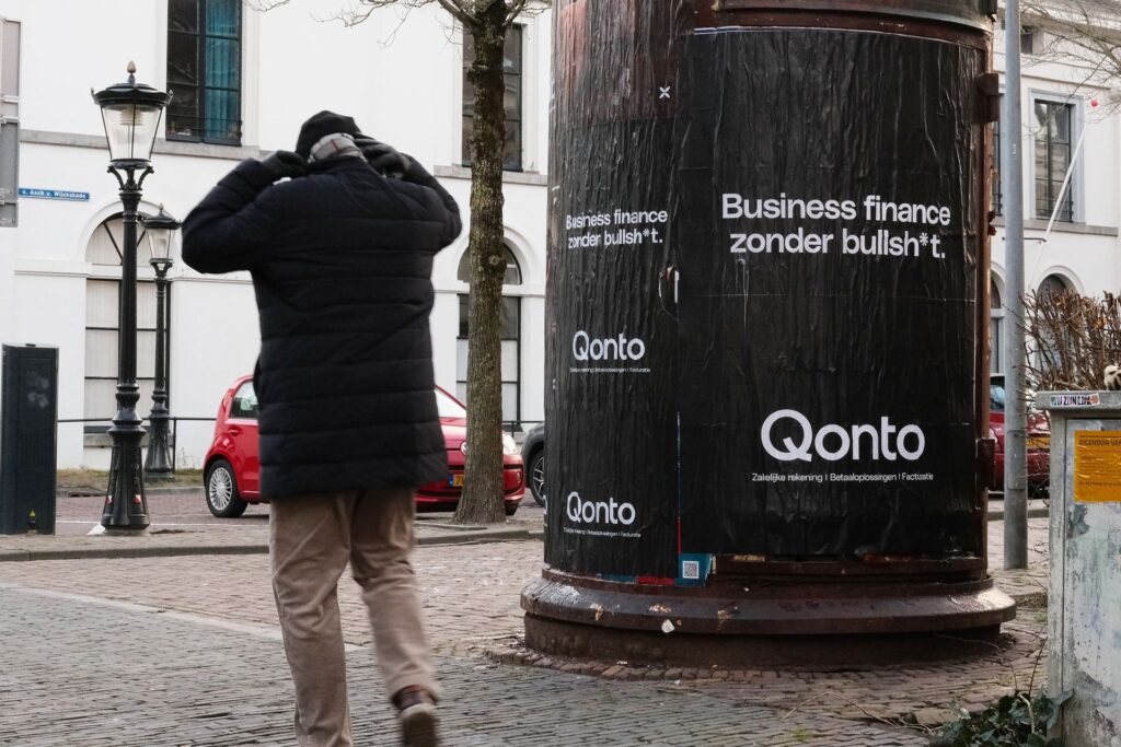 Wildplakzuil met Qonto-posters Business finance zonder bullsh*t in Utrecht