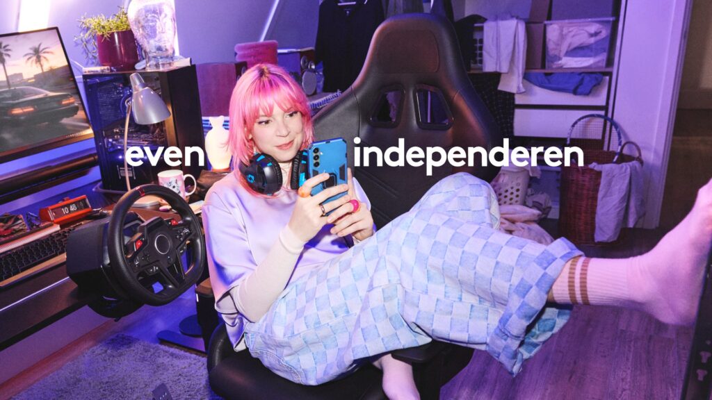 Young gamer checking her fixed monthly costs on her phone in the Independer Why not now campaign by Wolfstreet