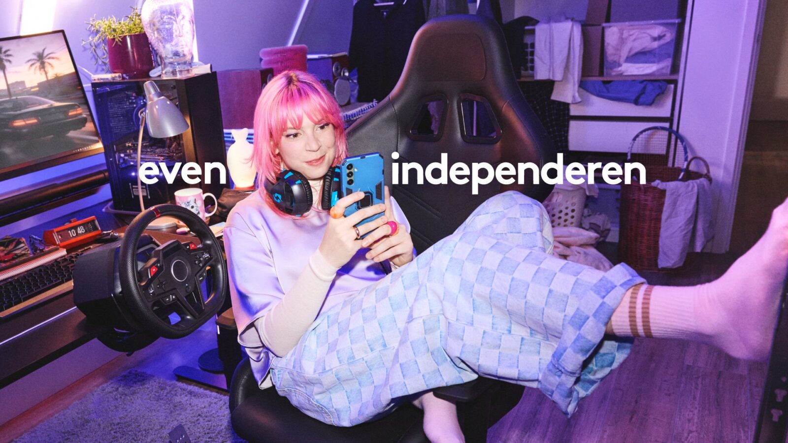 Young gamer checking her fixed monthly costs on her phone in the Independer Why not now campaign by Wolfstreet