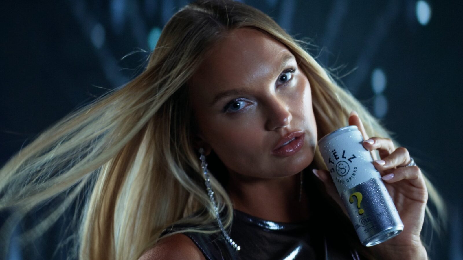 Romee Strijd holding a STELZ mystery flavour can in the Battle of Flavours campaign by Wolfstreet